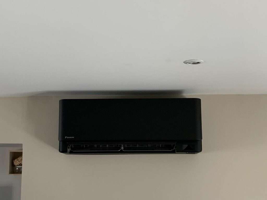 installation clim unité intérieur noir